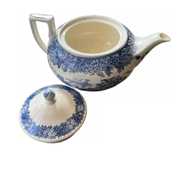 Wedgewood Teapot. Queens ware. White Swan of Warickshire Romantic England. - Picture 2 of 4